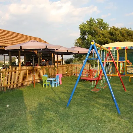 Olympion Village מלון דירות 3*